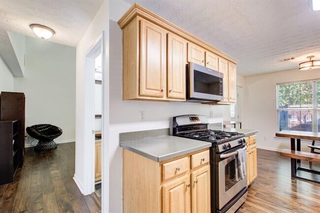 Building Photo - 1204 Gates Cir SE
