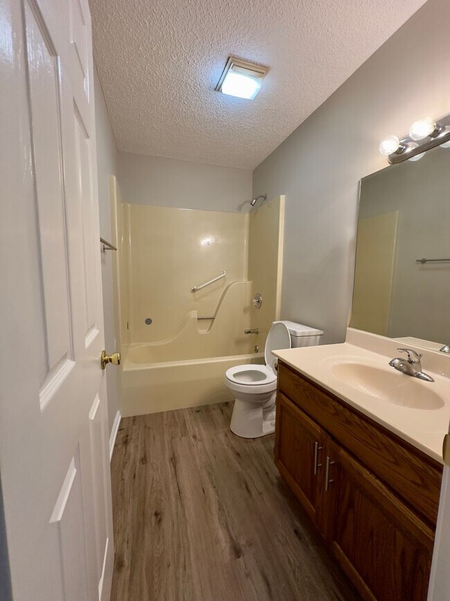 Building Photo - 527-690-692-IO