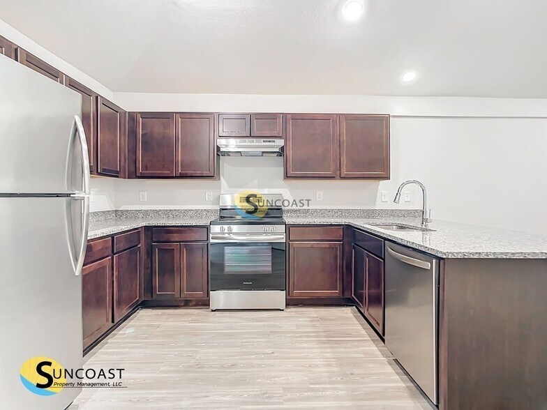 Building Photo - 179 Lomond Dr