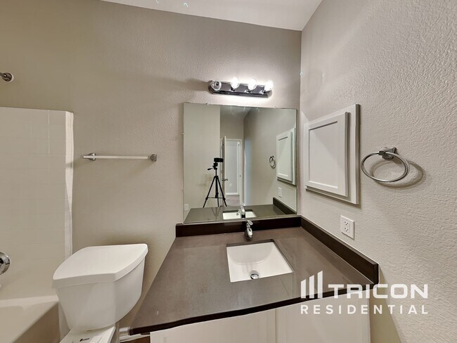 Building Photo - 207 Moonlight Dr