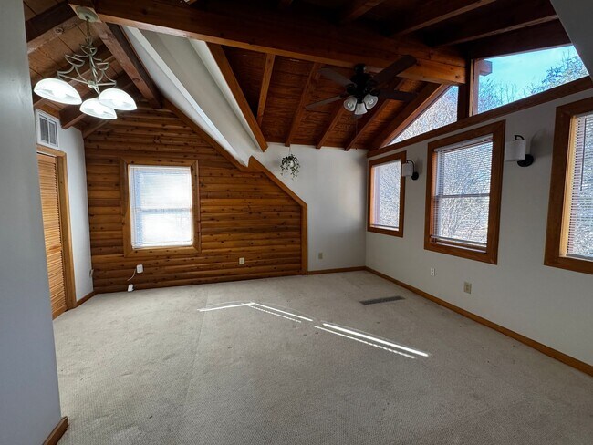 Building Photo - 257 Kim St