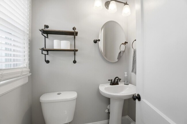 Building Photo - Historic Wesley Heights Home | Walkable to Uptown | 2 Primary Suites