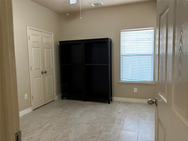 Building Photo - 27410 Tracy Ridge Ct