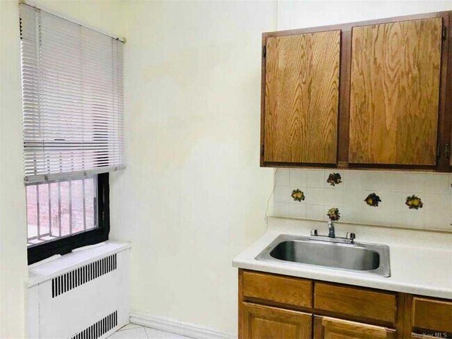 Building Photo - 83-30 Vietor Ave