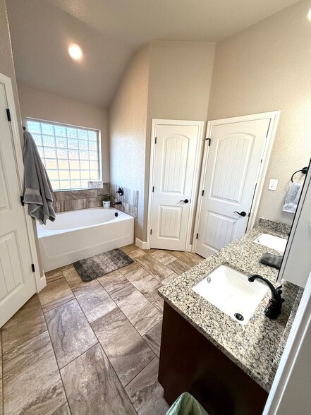 Master bath - 3006 Crystal Ann Dr