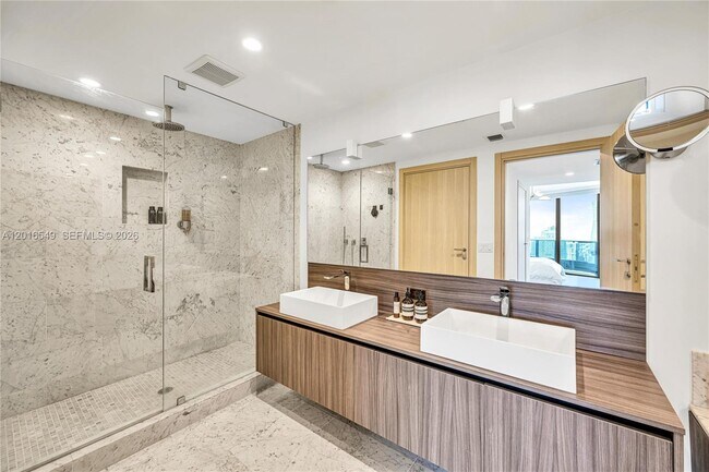 Building Photo - 1000 Brickell Plaza