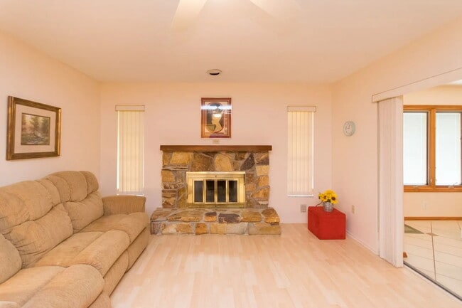 Building Photo - 423 Whispering Oaks Ct
