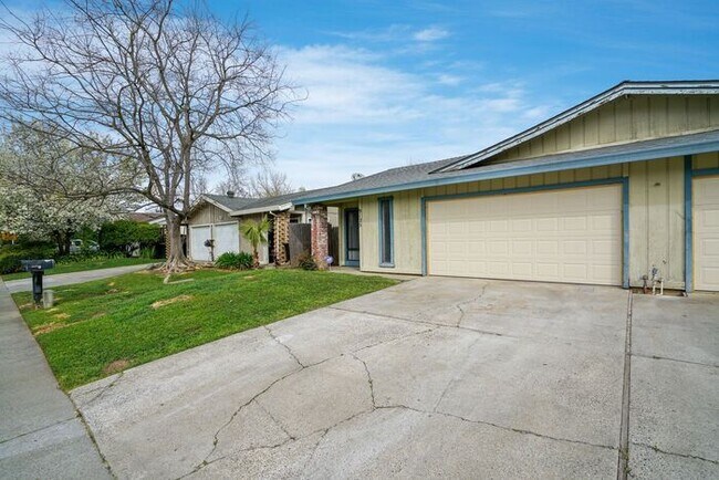 Building Photo - Beautiful duplex locate in Sacramento!