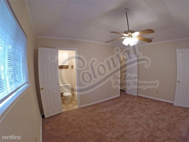 Building Photo - 215 E Robin Ln