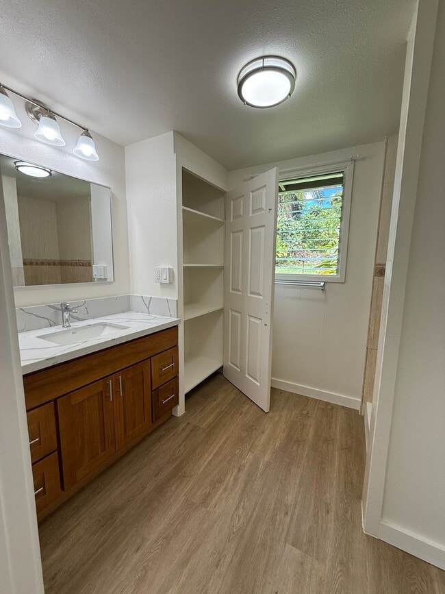 Building Photo - 3BD/2BA with extra living space new Kitche...