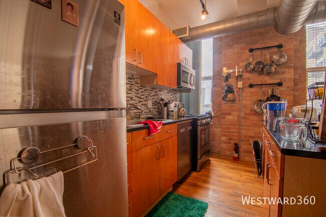 Building Photo - 420 S Clinton St