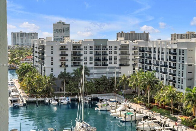 Building Photo - 3200 Port Royale Dr N