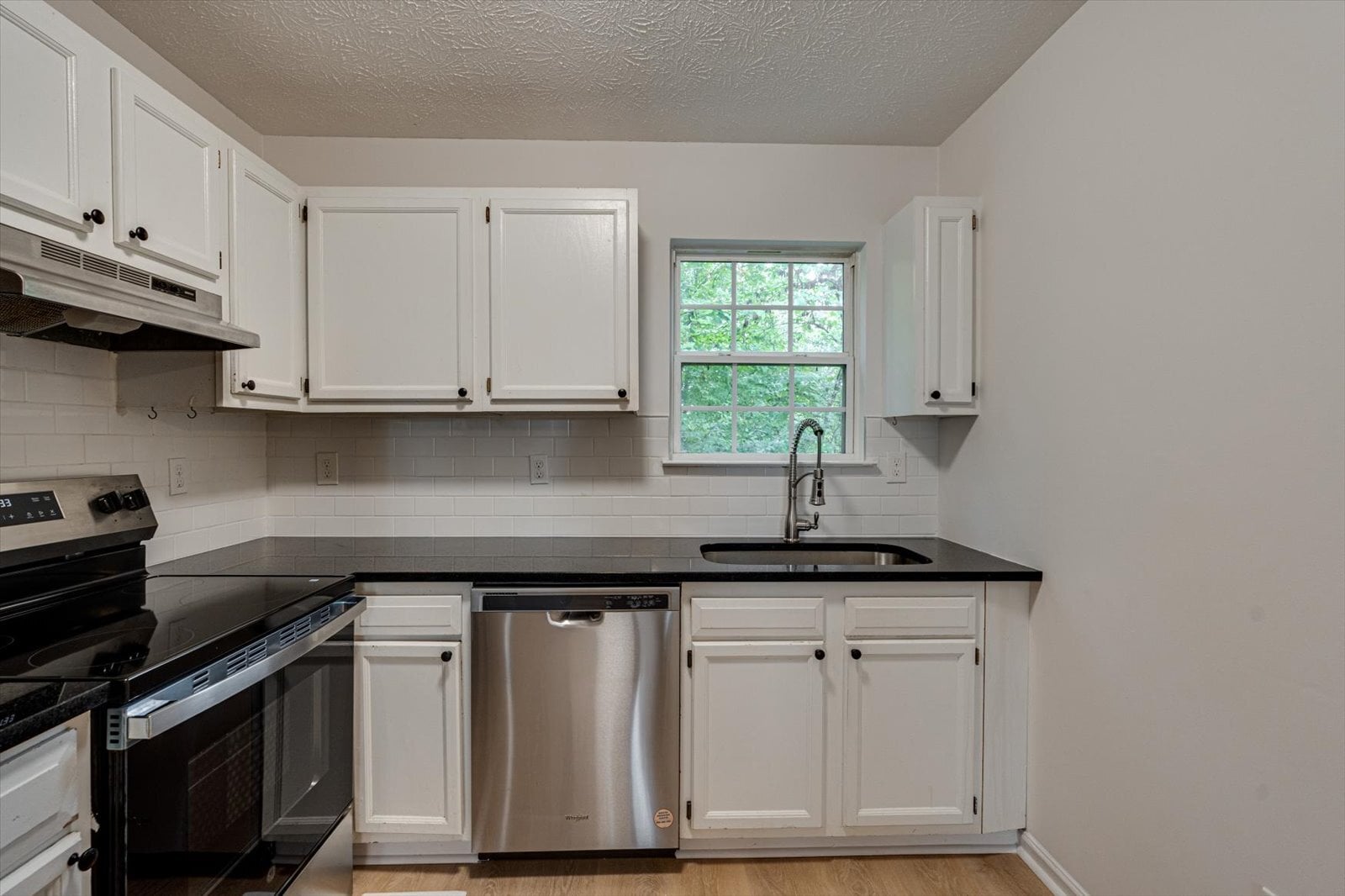 Building Photo - 913 Sylvan Dr