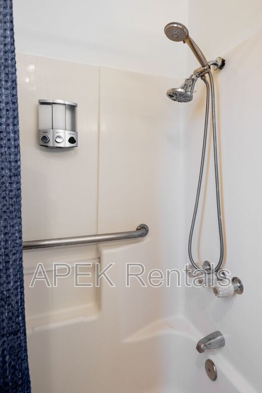 Building Photo - 61493 Desert Air Rd