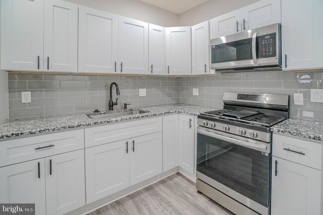 Building Photo - 1535 W Seltzer St