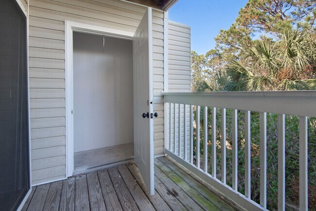 Building Photo - Spacious 2nd Floor 2B/2B Unfurnished Condo near Beach in the Heart of Destin!