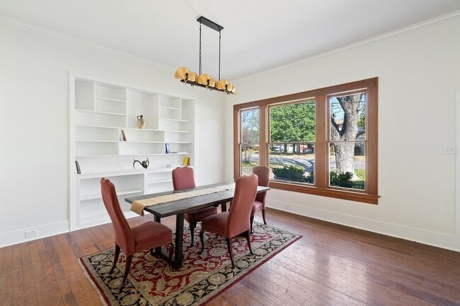 Building Photo - 603 E Losoya St