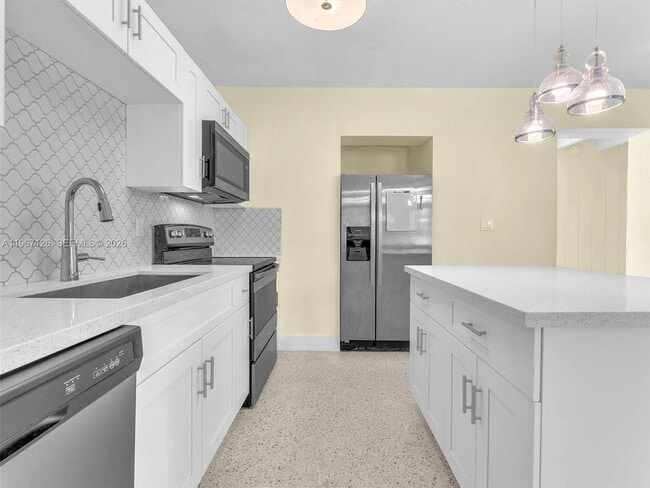 Building Photo - 6520 SW 63rd Ct