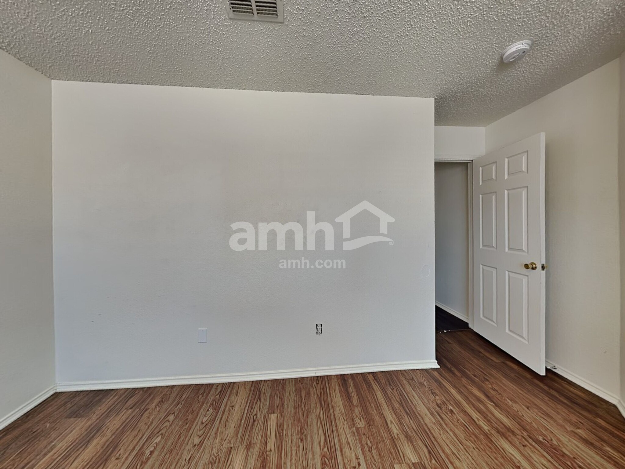 Building Photo - 1601 White Oak Rd