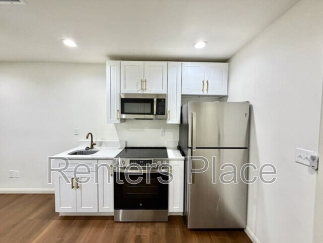 Building Photo - 1140 S Quincy Ave