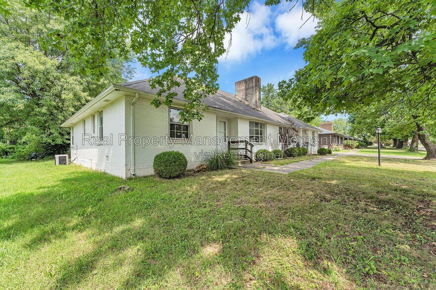 Building Photo - 2105 S Barcliff Ave