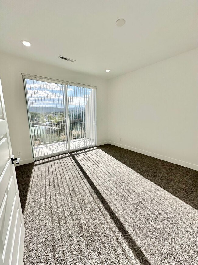 Building Photo - PET FRIENDLY!! HURRICANE TOWNHOME! END UNIT!