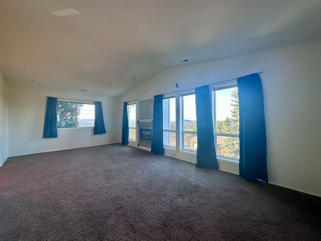 Building Photo - Charming Duplex 3 Bed 2 Bath w/ Double Car Garage and a Beautiful View in Portland!