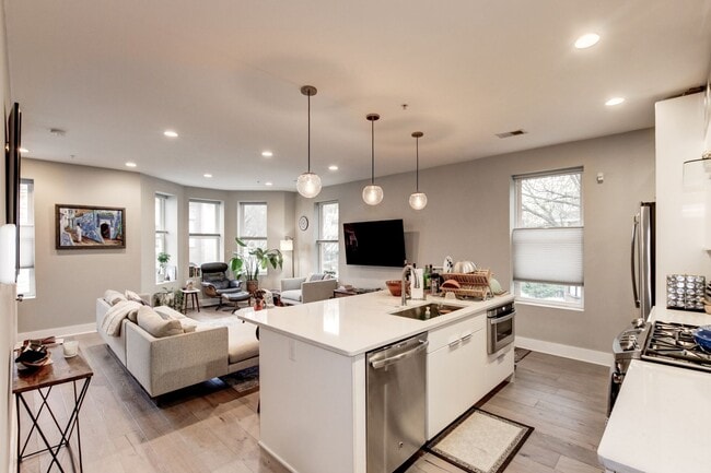 Building Photo - Stunning premium corner Townhome condo in ...