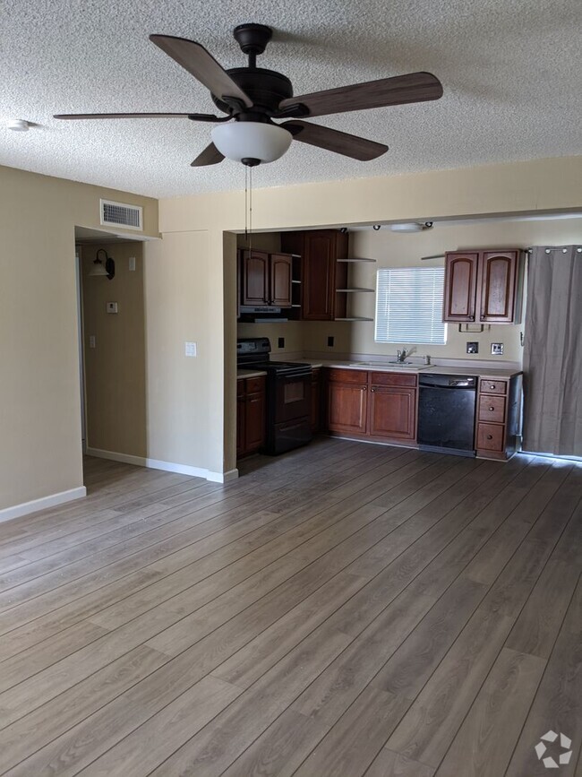 Building Photo - 2 Bed 1 Bath Twin Home Unit in Youngtown, ...