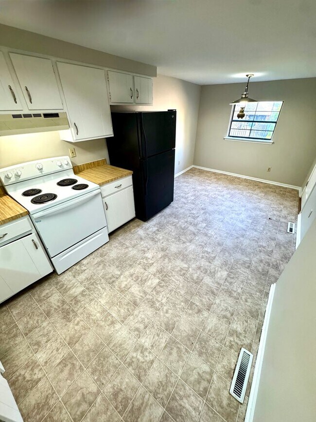 Building Photo - THREE BEDROOM TOWNHOME-PARKLAND SCHOOLS!