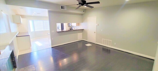 Building Photo - Single Story House in Beautiful Gated Comm...