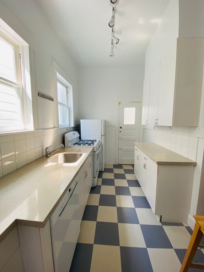 Building Photo - 2937 Scott St