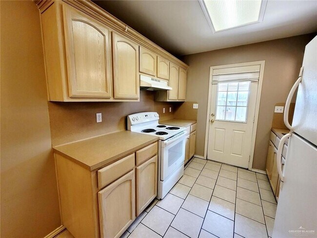 Building Photo - 2402 Tahiti Dr