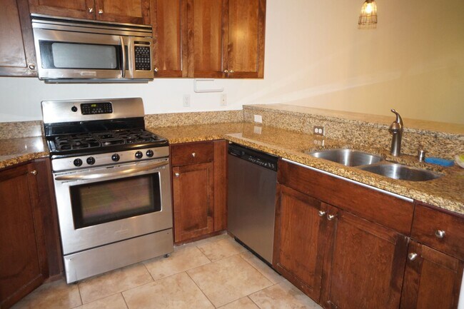 Building Photo - Spectacular SW Liar Hill 3 bedroom Townhouse