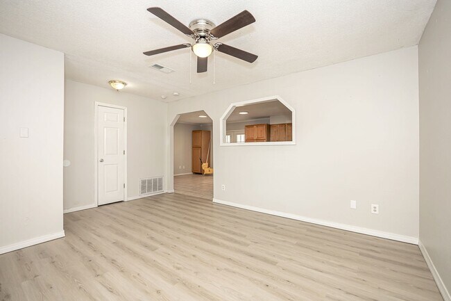 Building Photo - Charming 3-Bed, 2-Bath Home in Pascagoula – Great Location!