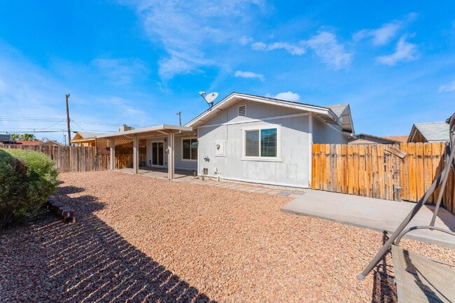 Building Photo - "Charming 3-Bed Oasis with 2 Full Baths in Vibrant Las Vegas - 1315 Sq Ft of Comfort!"