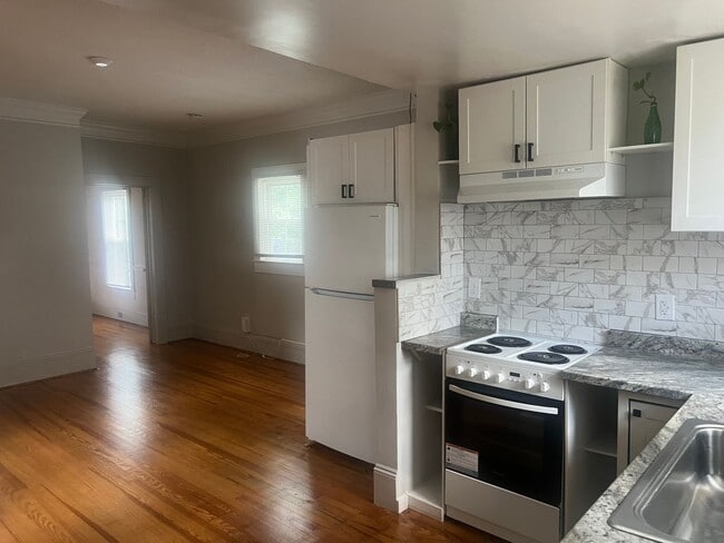 Building Photo - Must see this Adorable 2 bedroom 1 bath ho...