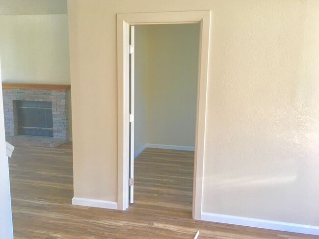 Building Photo - Available June 1st -4 Bedroom 2.5 Bath House in M Section of Rohnert Park - SSU Students Welcome