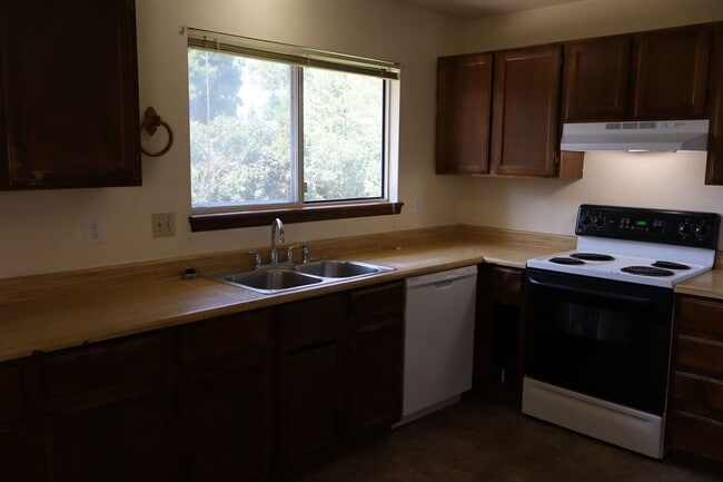 Building Photo - Spacious 4-Bedroom Single Family Home