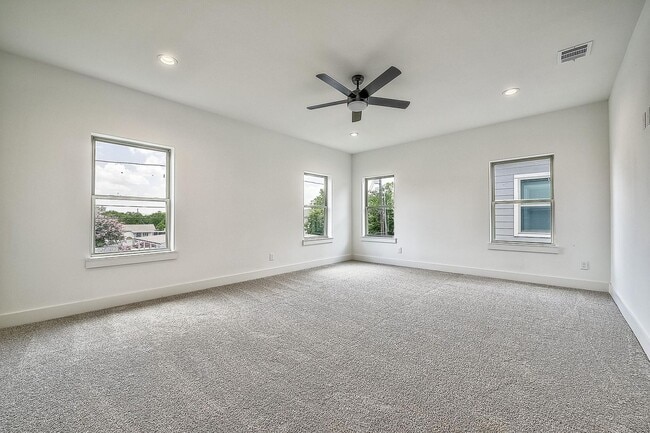 Building Photo - Luxury Living Redefined in the Heart of Fort Worth.