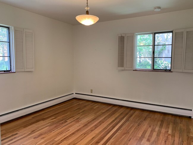 Building Photo - Amazing 2BD/2BA Chautauqua Home!