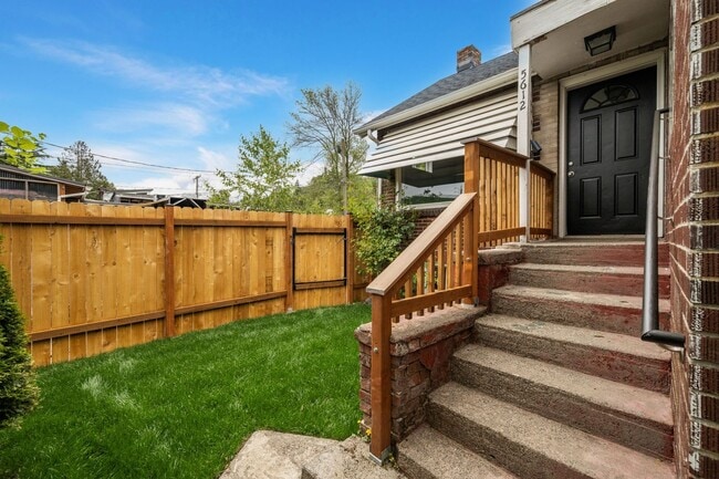 Building Photo - 2bd/1ba Seattle Home