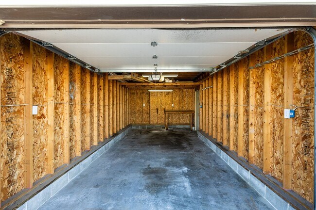 Building Photo - Updated 2 Bed/1 Bath Home with Spacious Detached Garage.