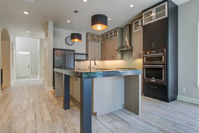 Building Photo - 2217 Daniel Island Dr