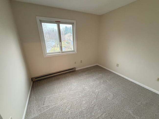 Building Photo - L4 Stonehedge Dr