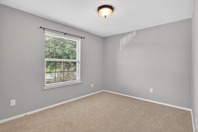 Building Photo - 416 Azalea Dr