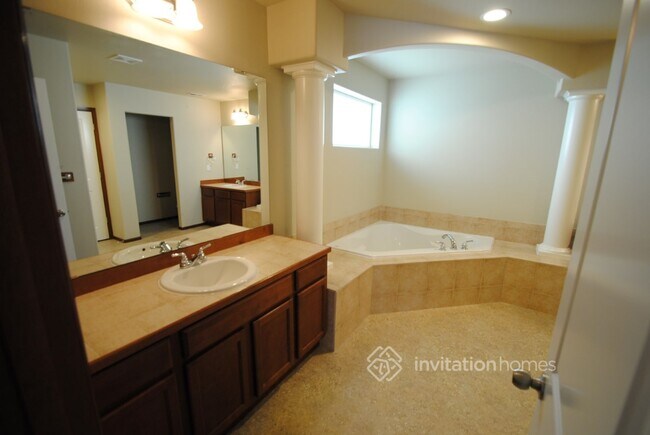 Building Photo - 5601 117th Pl NE