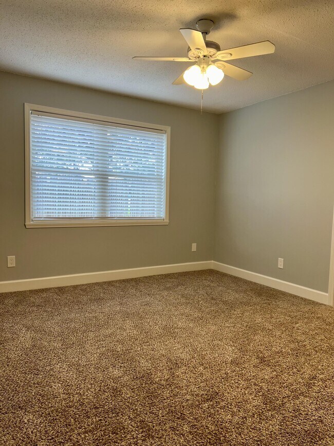 Building Photo - 1815 E Lindsey St