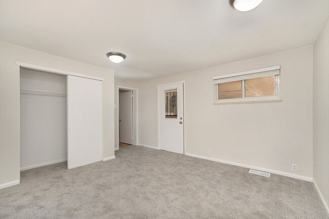 Building Photo - Beautifully remodelled 4 Bedroom home - Sh...