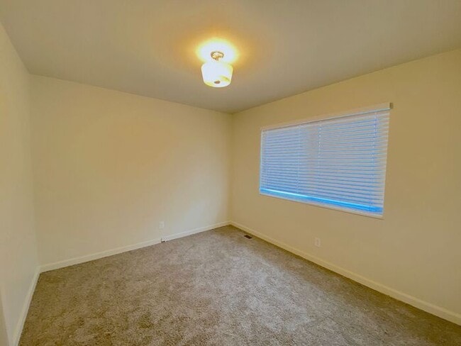 Building Photo - Reno Duplex - 1 Small Pet Friendly, Garage, Dishwasher, Washer/Dryer Inside Unit